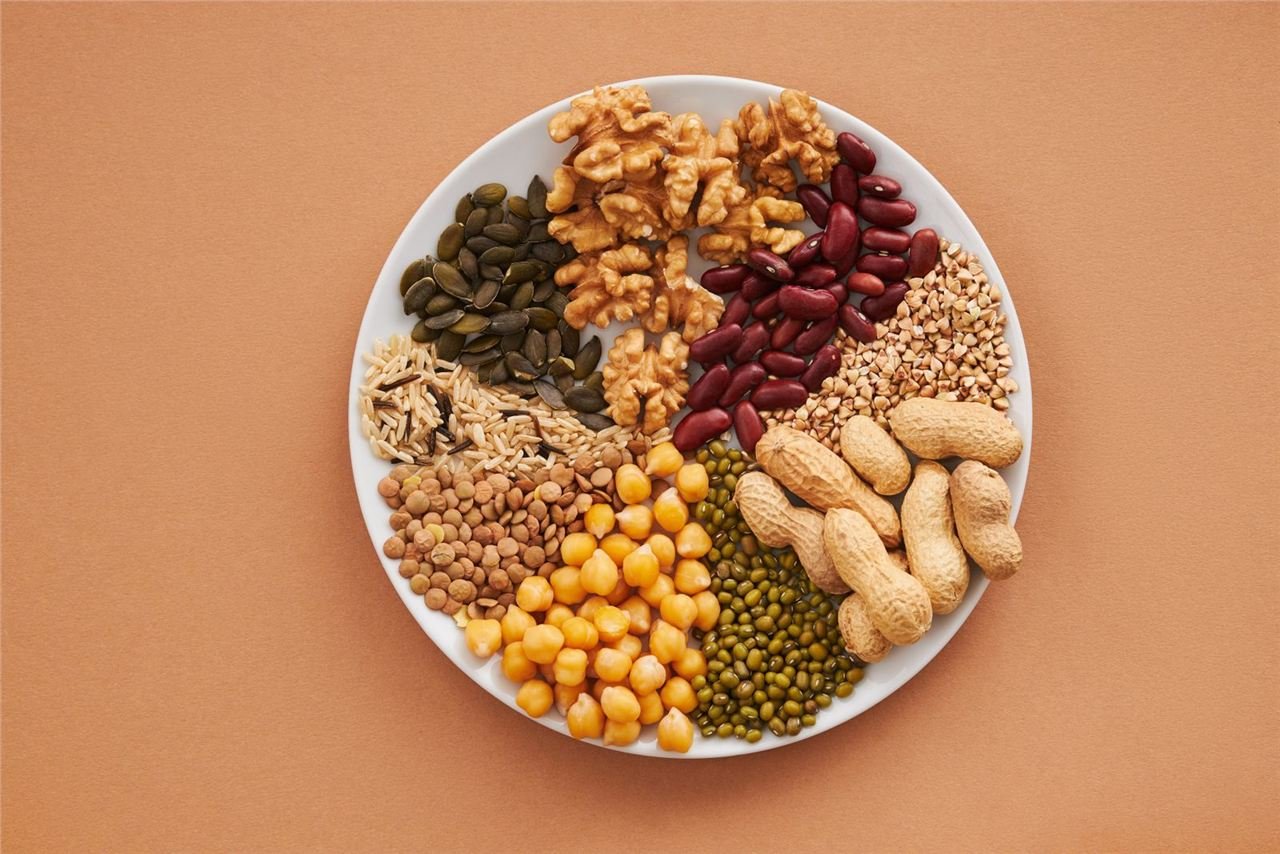 Prato circular com grãos, castanhas, feijões e amendoim, fontes de proteína