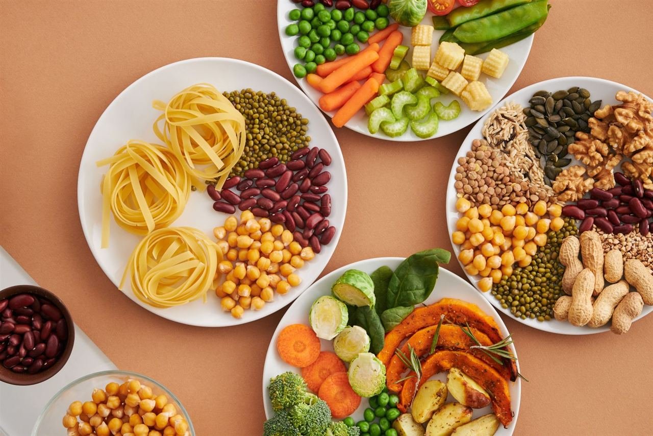 Variedade de alimentos ricos em fibra como grãos integrais, legumes e vegetais