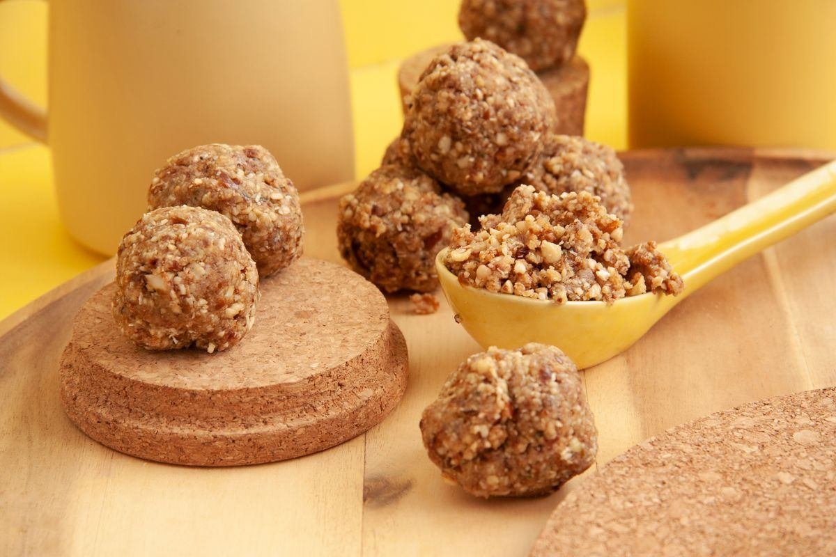 Bolinhas proteicas de pasta de amendoim em mesa de madeira
