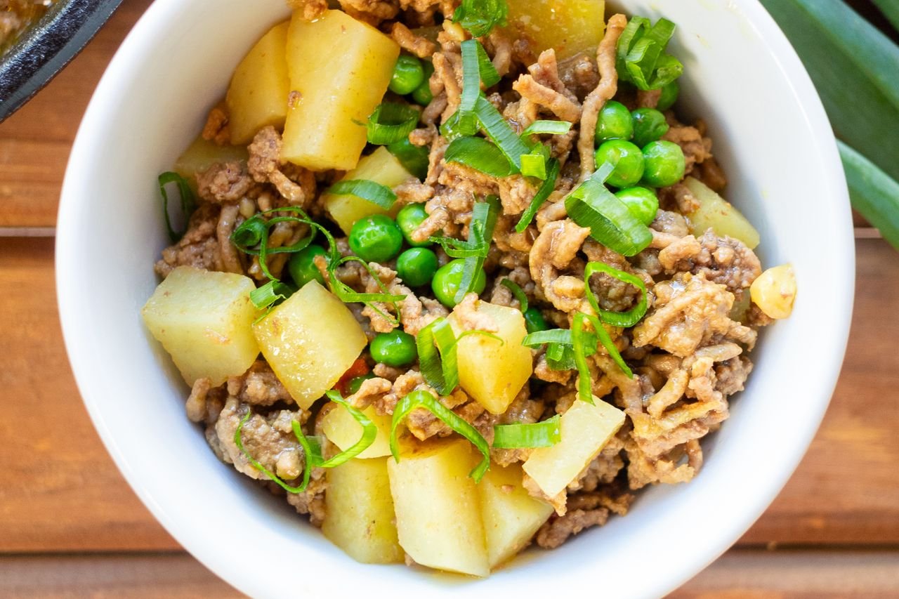 Bowl de carne moída com batata, ervilha e cebolinha visto de cima