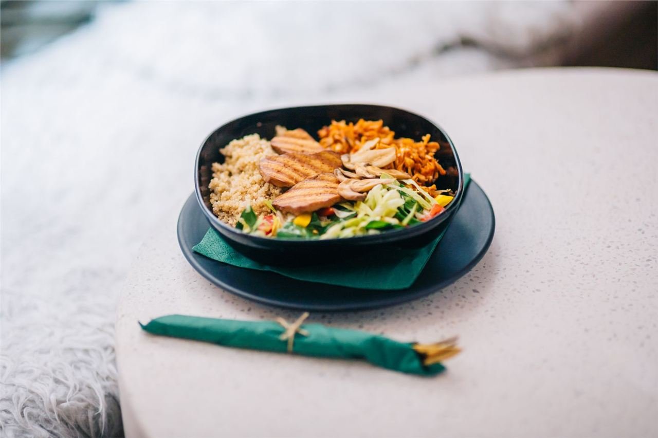 Bowl de quinoa com frango grelhado desfiado e vegetais coloridos