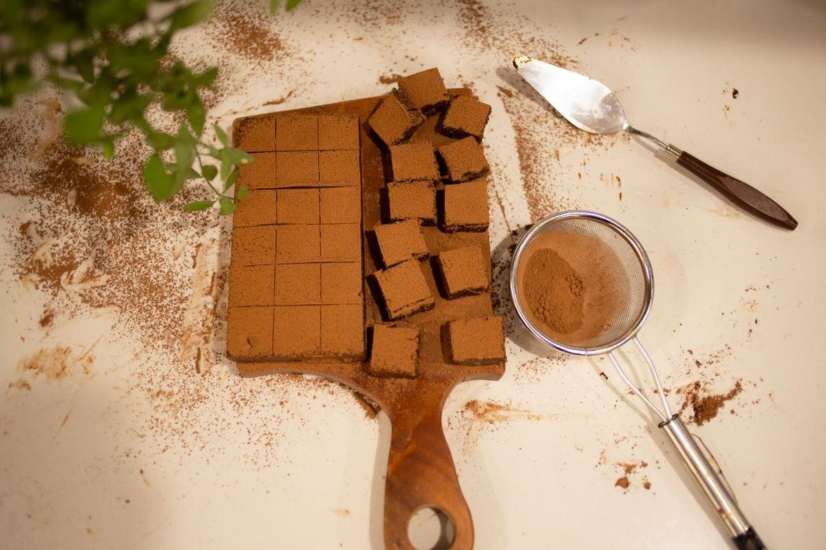 Brownie de cacau cortado em pedaços sobre tábua de madeira