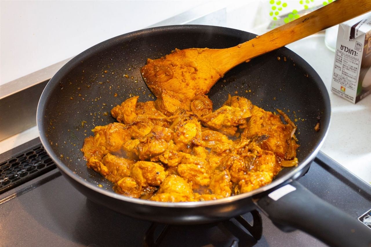 Curry de frango com grão-de-bico em panela, aromático e colorido