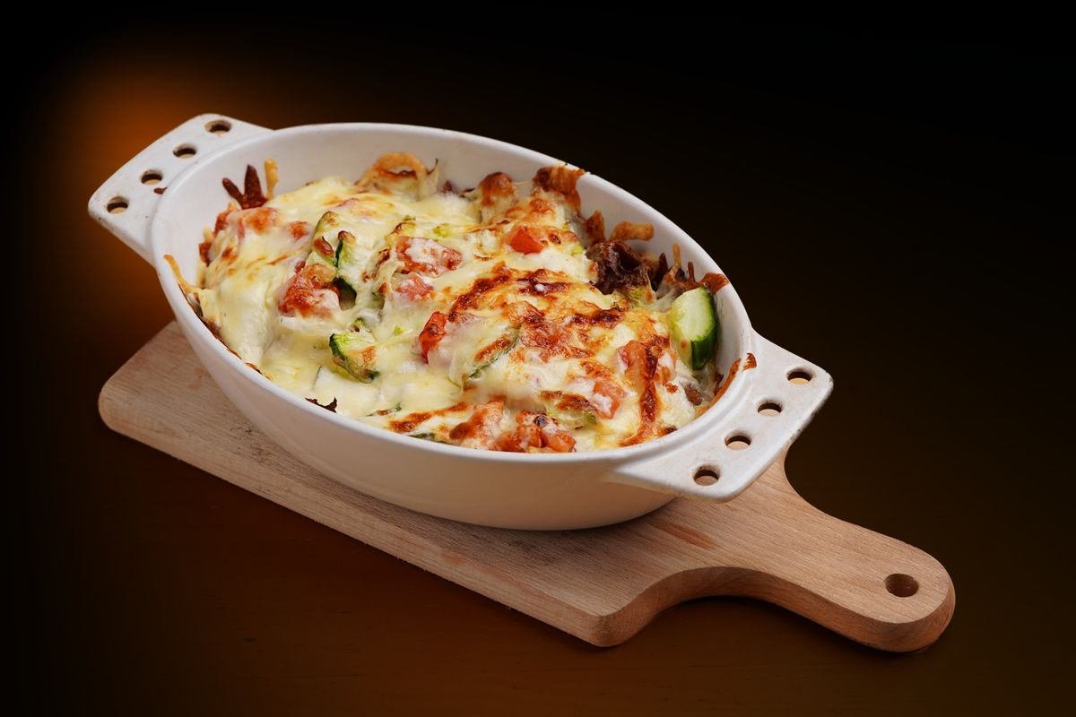 Escondidinho fit gratinado com queijo dourado, servido em travessa