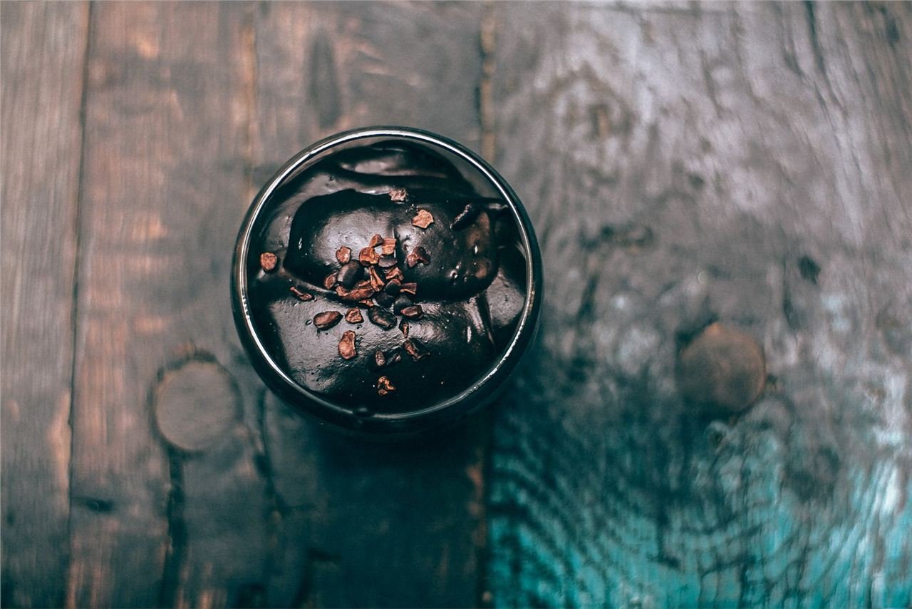 Mousse de chocolate cremosa servida em taça de vidro, vista de cima