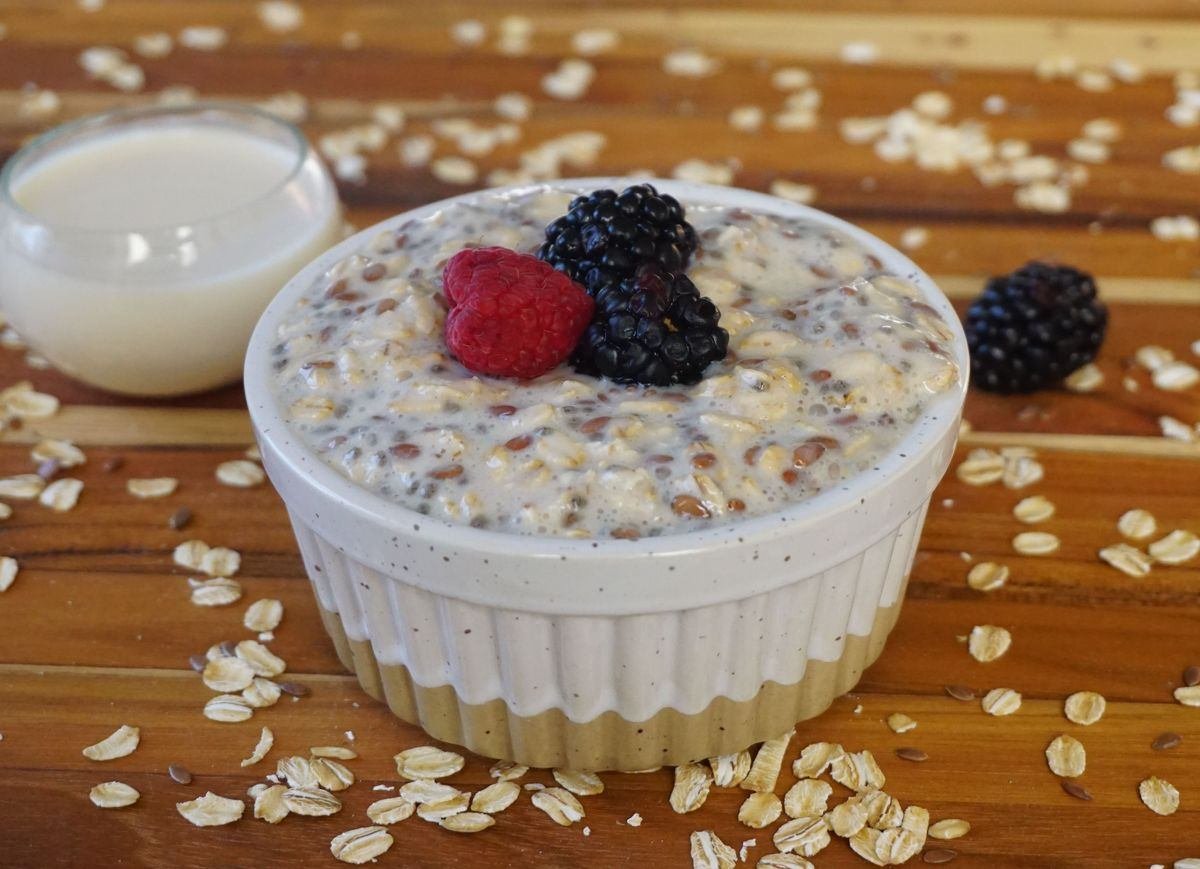 Pote de overnight oats cremoso com frutas vermelhas frescas