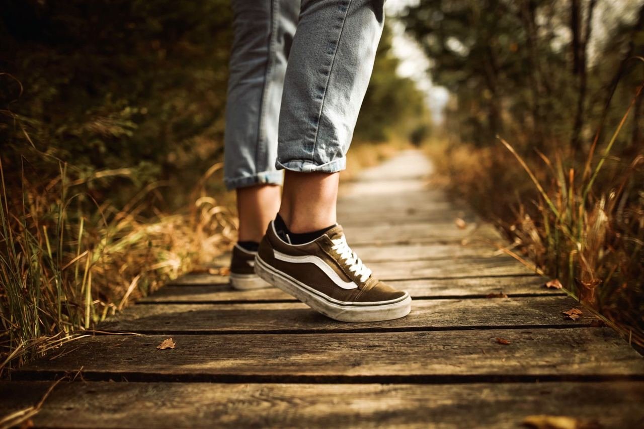 Pessoa caminhando ao ar livre em trilha durante o dia