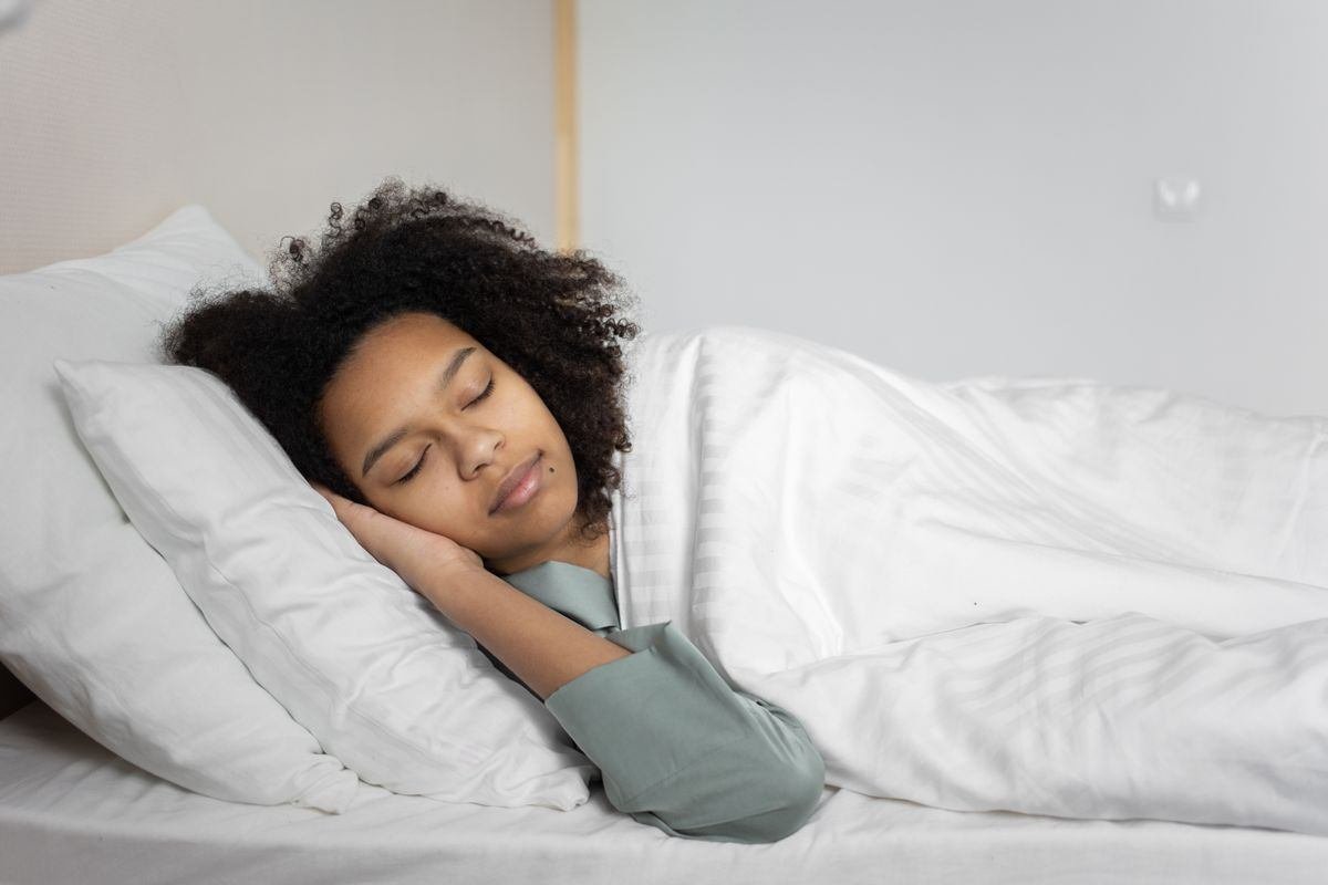 Mulher dormindo tranquilamente em cama confortável