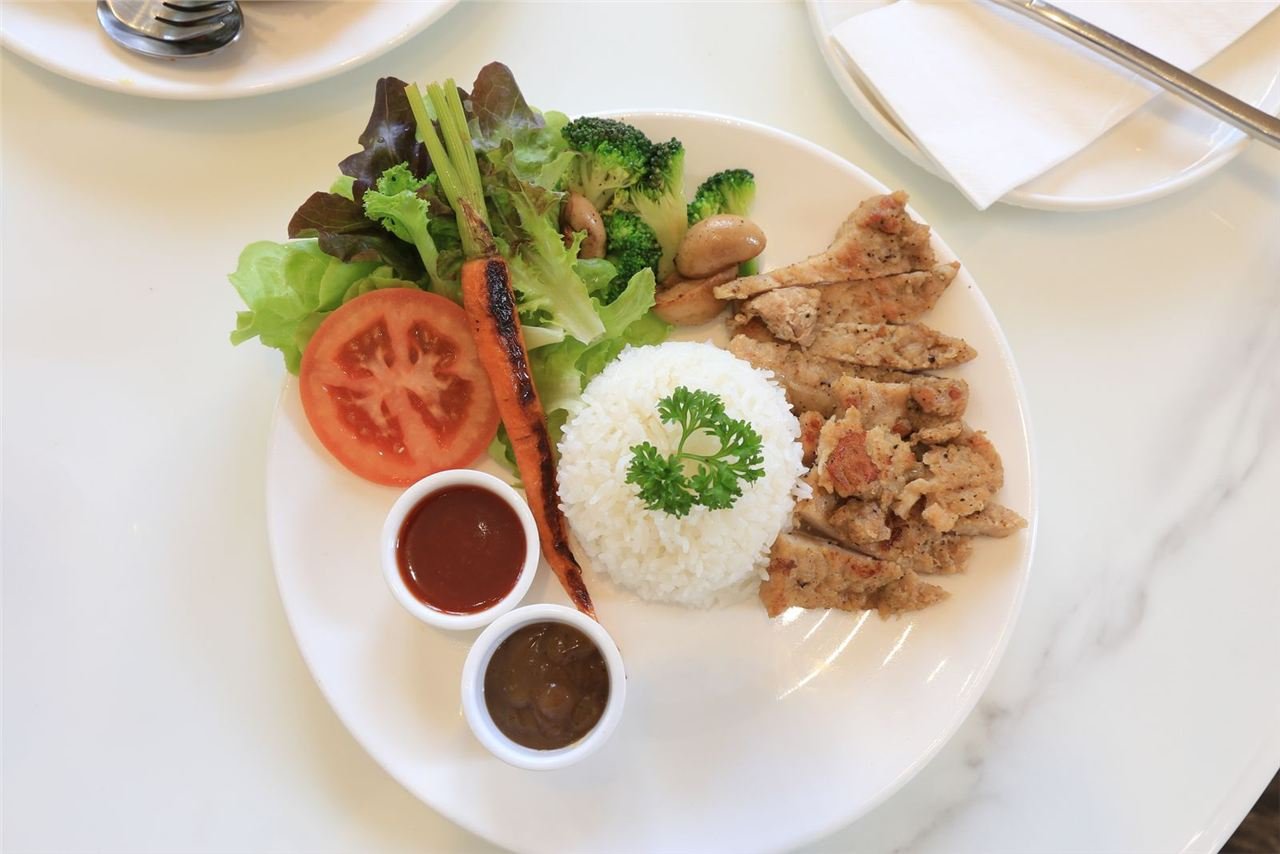 Prato com frango grelhado, brócolis e abobrinha, refeição low carb