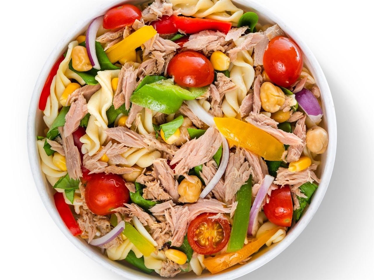 Salada de macarrão integral com atum, pimentão, tomate cereja e grão-de-bico em tigela