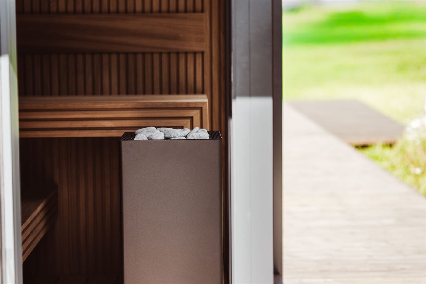 Interior de sauna nórdica de madeira com aquecedor de pedras e banco