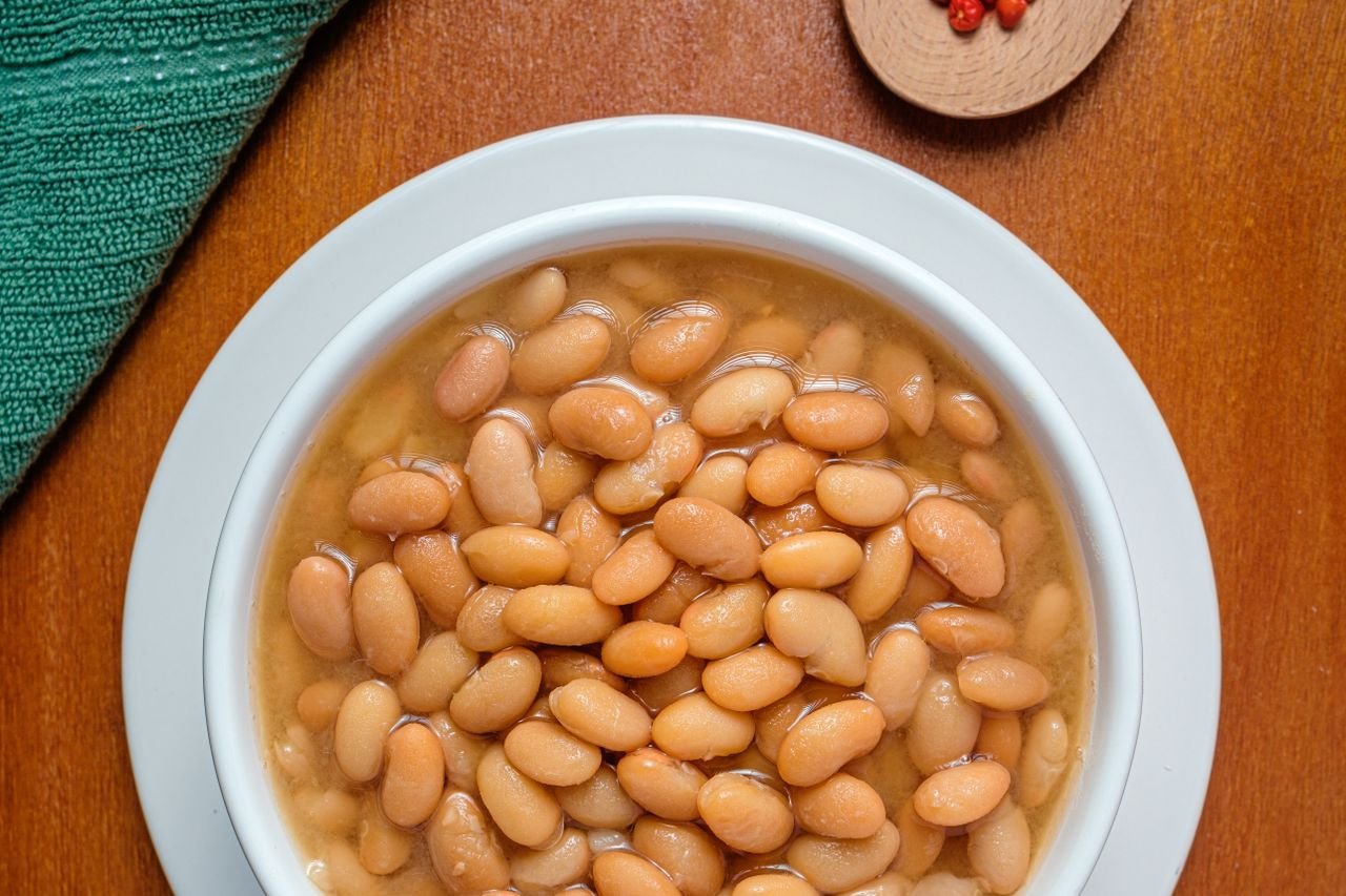 Tigela de feijão cozido, alimento rico em fibras