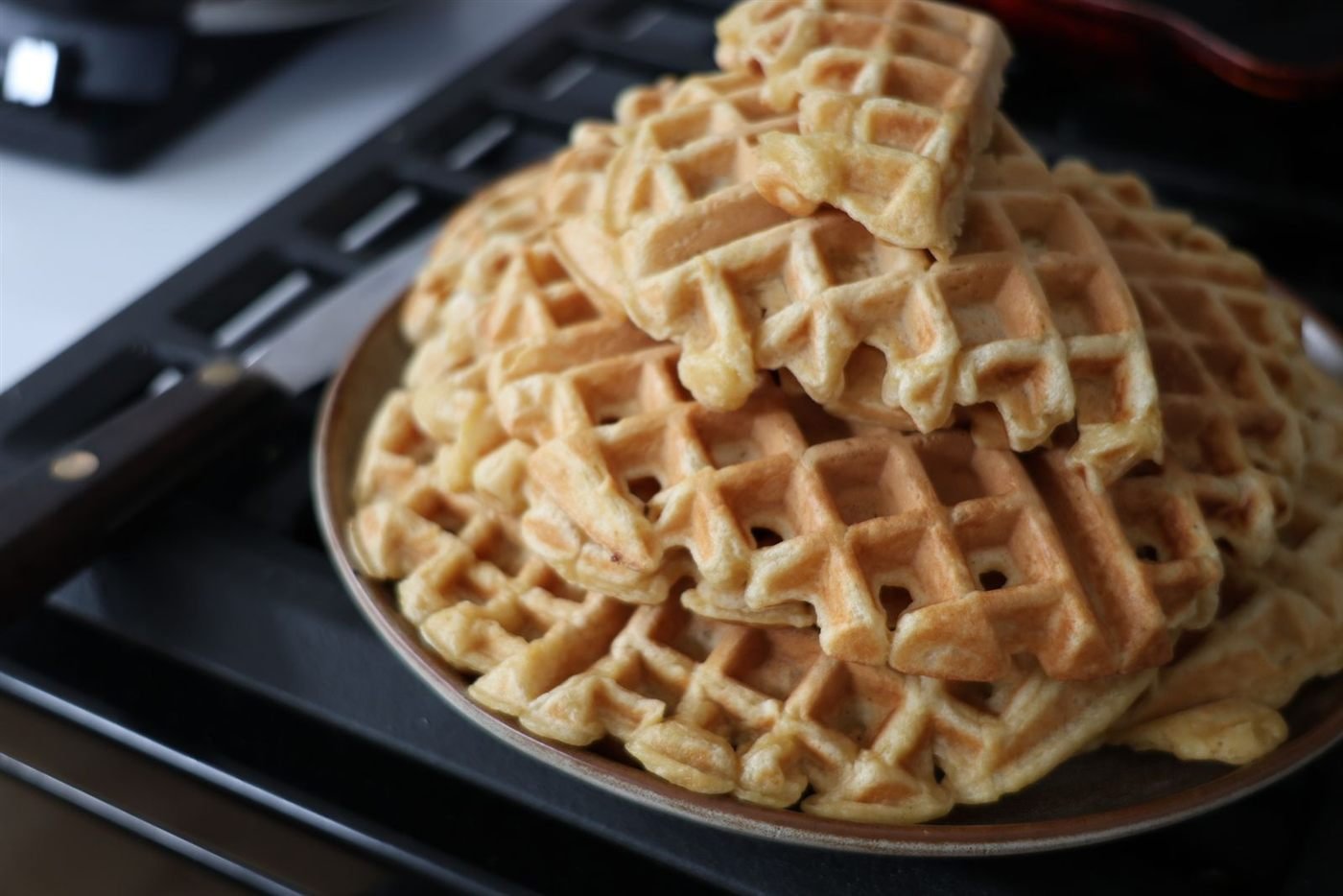 Pilha de waffles dourados e crocantes empilhados em um prato